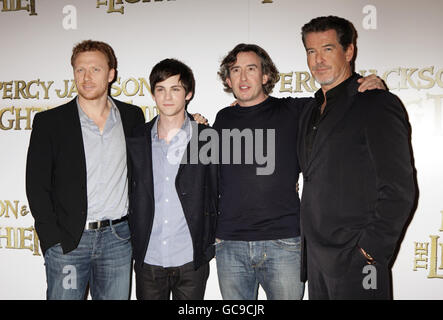 Il cast del film (da sinistra a destra) Kevin McKidd, Logan Lerman, Steve Coogan e Pierce Brosnan durante una fotocellula per il film Percy Jackson e il Ladro Lightning, al Dorchester Hotel nel centro di Londra. Foto Stock