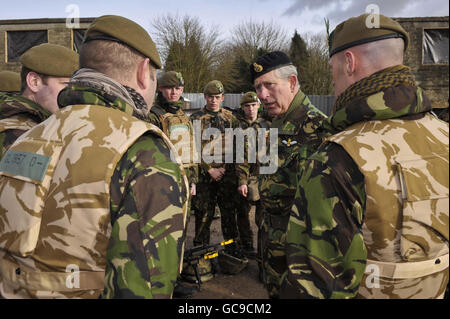 Il Principe di Galles, (seconda destra), vestì i suoi combattimenti militari, durante una visita a Salisbury Plain, Wiltshire, dove, come colonnello-in-Capo, incontrò i soldati del 1° Battaglione, il reggimento Merciano e le Guardie reali Dragoni. Foto Stock