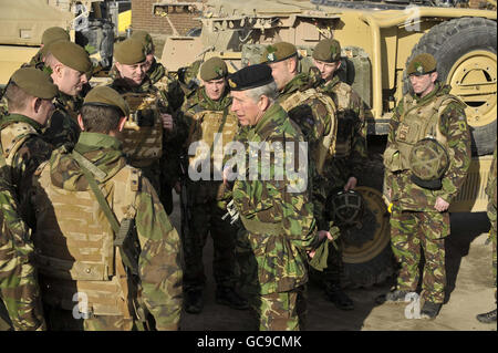 Sua altezza reale il Principe del Galles, vestito in uniforme da combattimento dell'esercito britannico, visita le truppe di 1 Mercian mentre prendono parte all'addestramento di pre-spiegamento sulla piana di Salisbury. Foto Stock