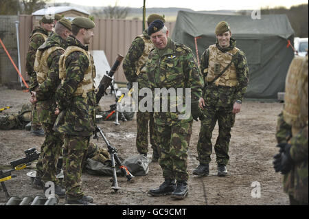 Il Principe di Galles, vestito nei suoi combattimenti militari, parla con i soldati del Reggimento Merciano durante una visita a Salisbury Plain, nel Wiltshire, dove, come colonnello in capo, incontrò soldati del 1° Battaglione, del Reggimento Merciano e delle guardie reali del Dragone. Foto Stock