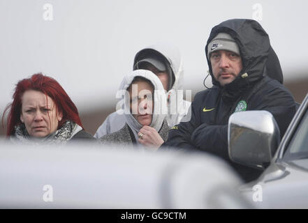 Amici e parenti (nomi non conosciuti) dell'uomo scomparso Paul Byrne visitano la scena dove resti umani si trovano sulla strada militare nelle montagne di Dublino. Foto Stock