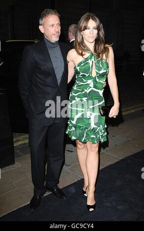 Una Single Man Premiere - Londra. Patrick Cox e Elizabeth Hurley arrivano per la prima di Un uomo singolo al Curzon Mayfair, Londra. Foto Stock