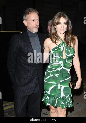 Patrick Cox ed Elizabeth Hurley arrivano per la prima di UN singolo uomo al Curzon Mayfair, Londra. Foto Stock