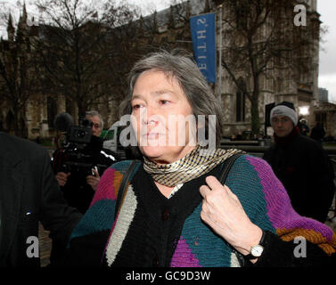 L'ex Segretario allo sviluppo internazionale Clare Short arriva per dare prova di un'audizione dell'inchiesta sull'Iraq, presso il Queen Elizabeth II Conference Center, Westminster, Londra. Foto Stock