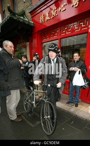 Il sindaco di Londra Boris Johnson parte in bicicletta seguendo una fotocellula nel quartiere cinese di Londra per promuovere le celebrazioni del capodanno cinese, che segnano l'inizio dell'anno della Tigre domenica 21 febbraio. Foto Stock