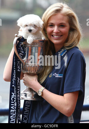 Miss Scozia e attuale Miss UK, Katharine Brown, con il suo cucciolo di otto settimane maltese Terrier Jack, aiuta a lanciare un concorso per vincere la Coppa Scozzese di Nazione attiva per un giorno, per rendere più attivi bambini e famiglie. Foto Stock