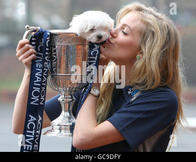 Miss Scozia e attuale Miss UK, Katharine Brown, con il suo cucciolo di otto settimane maltese Terrier Jack, aiuta a lanciare un concorso per vincere la Coppa Scozzese di Nazione attiva per un giorno, per rendere più attivi bambini e famiglie. Foto Stock