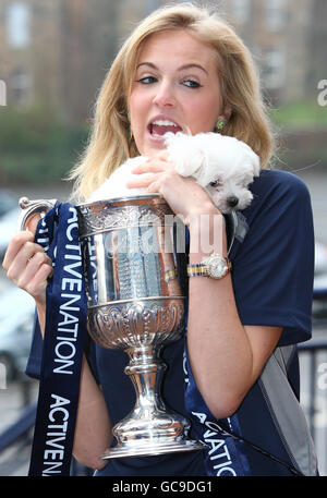 Miss Scozia e attuale Miss UK, Katharine Brown, con il suo cucciolo di otto settimane maltese Terrier Jack, aiuta a lanciare un concorso per vincere la Coppa Scozzese di Nazione attiva per un giorno, per rendere più attivi bambini e famiglie. Foto Stock