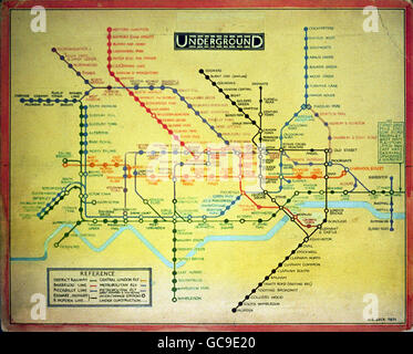 Le opere d'arte originali della mappa della metropolitana di Londra che vengono esposte al London Transport Museum, Covent Garden Foto Stock