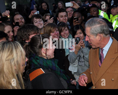 Il Principe del Galles parla con gli studenti al suo arrivo all'Università di East Anglia a Norwich, Norfolk. Foto Stock