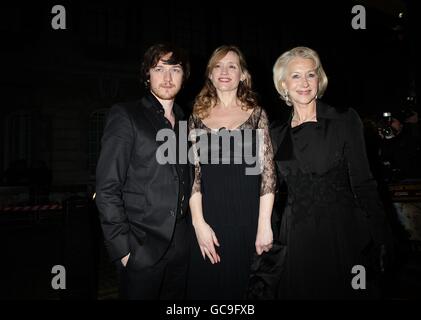 (L-R) James McAvoy, Anne-Marie Duff e Dame Helen Mirren in arrivo per la prima inglese dell'ultima stazione al cinema Curzon Mayfair. Foto Stock