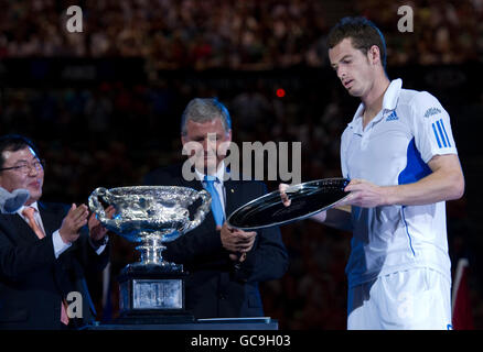 Tennis - Australiano aperto 2010 - quattordici giorni - Melbourne Park. Andy Murray, in Gran Bretagna, riceve il trofeo dei secondi classificati dopo la finale dell'Australian Open al Melbourne Park di Melbourne. Foto Stock