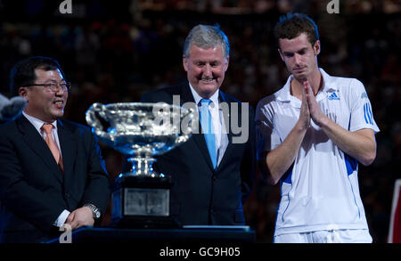 Andy Murray della Gran Bretagna guarda dopo aver ricevuto il trofeo dei secondi classificati durante la finale dell'Australian Open a Melbourne Park, Melbourne. Foto Stock