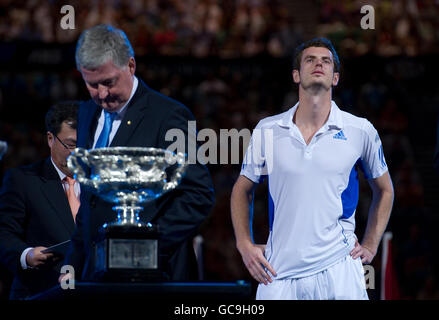 Andy Murray della Gran Bretagna è stato abbattuto mentre osserva dopo aver ricevuto il trofeo dei secondi classificati dopo la finale dell'Australian Open al Melbourne Park di Melbourne. Foto Stock