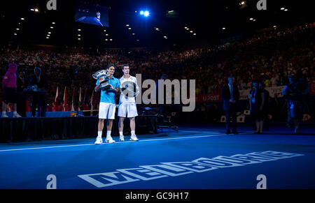 Andy Murray della Gran Bretagna e Roger Federer della Svizzera mettono in posa con i loro trofei durante l'Australian Open a Melbourne Park, Melbourne. Foto Stock