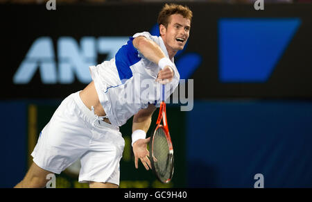 Andy Murray della Gran Bretagna in azione contro Roger Federer della Svizzera durante la finale dell'Australian Open a Melbourne Park, Melbourne. Foto Stock