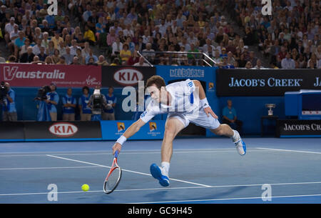 Andy Murray della Gran Bretagna in azione contro Roger Federer della Svizzera durante la finale dell'Australian Open a Melbourne Park, Melbourne. Foto Stock