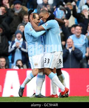 Calcio - Barclays Premier League - Manchester City / Portsmouth - City of Manchester Stadium. Vincent Kompany di Manchester City festeggia il secondo gol con Martin Petrov (a sinistra) Foto Stock
