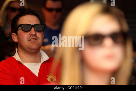 I tifosi del Manchester United guardano la loro squadra nella prima partita di calcio in diretta di sport televisivi 3D contro Arsenal nel pub Red Lion di Withington, Manchester. Foto Stock