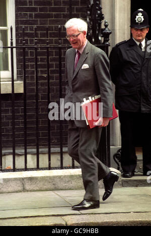 Il Segretario degli Esteri Douglas Hurd lascia il numero 10 di Downing Street a seguito di una riunione del gabinetto. Foto Stock