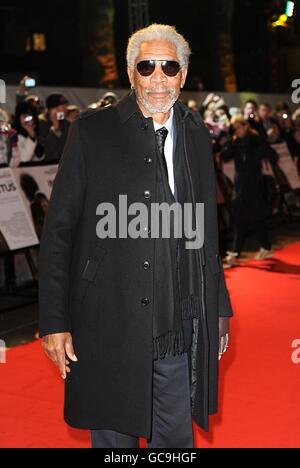 Morgan Freeman arriva per la prima inglese di Invictus all'Odeon Leicester Square, Londra. Foto Stock