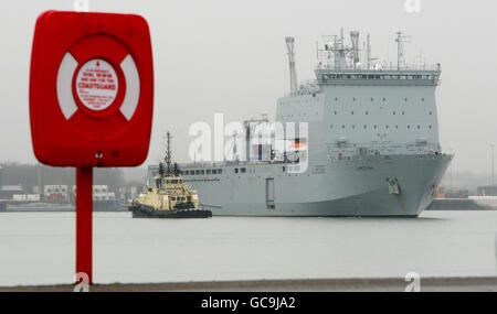 L'RFA Largs Bay lascia il porto militare di Marchwood vicino a Southampton, in direzione del terremoto colpito dalla nazione caraibica di Haiti. Foto Stock