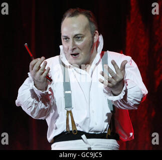 Peter Corry che interpreta Sweeney Todd durante una prova di abbigliamento di Sweeney Todd al Theatre at the Mill in Newtownabbey, Co Antrim. La prima esecuzione del classico Stephen Sondheim ha aperto le sue porte ieri sera e corre fino a sabato 13 febbraio. Foto Stock