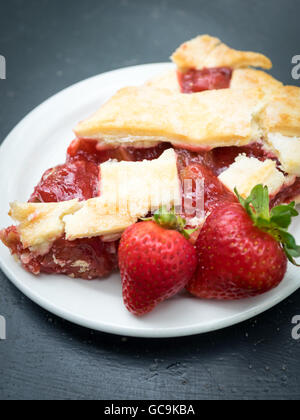 Una fetta di fragole e rabarbaro torta dal Zuppa Café di Edmonton, Alberta, Canada. Foto Stock