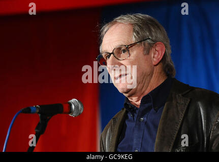 Ken Loach parla al Concerto per Haiti, sponsorizzato dalla TUC, alla Congress House di Londra. Foto Stock