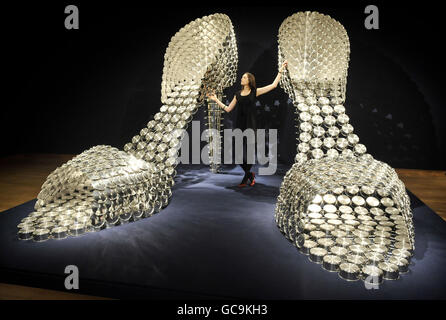 Un dipendente di Christie si pone con l'artista portoghese Joana Vasconcelos' Marilyn a Christie's a Londra. Foto Stock