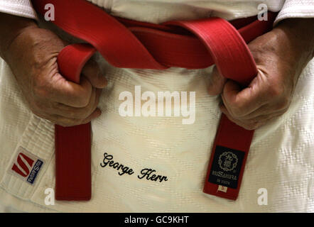 George Kerr, 72 anni, di Edimburgo, che ha ottenuto lo status di 'decimo Dan' in judo, al Junior Judo Club di Edimburgo. Foto Stock