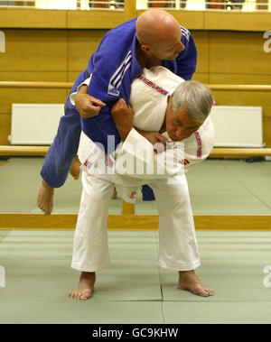 Il judo titolare di pensione o di rendita si unisce a maestri giapponesi Foto Stock