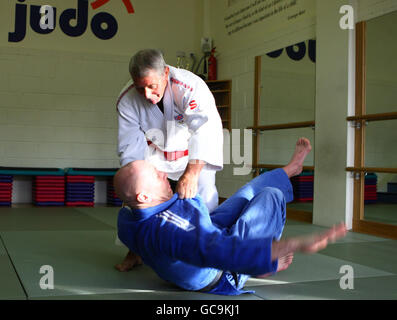 Il judo titolare di pensione o di rendita si unisce a maestri giapponesi Foto Stock