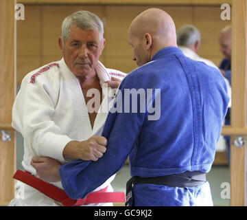 George Kerr, 72, (a sinistra) da Edimburgo, che ha ottenuto lo status di 'decimo Dan' a judo, si prepara a lanciare un collega, al Junior Judo Club di Edimburgo. Foto Stock