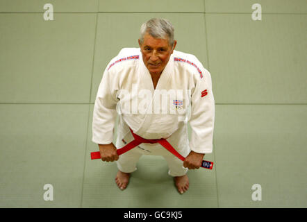 George Kerr, 72 anni, di Edimburgo, che ha ottenuto lo status di 'decimo Dan' in judo, al Junior Judo Club di Edimburgo. Foto Stock