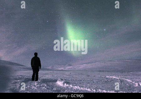 Un membro di 45 Commando Brigade Royal Marines guarda l'aurora boreale mentre su una decina di settimane freddo inverno guerra esercizio di addestramento nelle condizioni di freddo estremo di Innset, Norvegia. Foto Stock