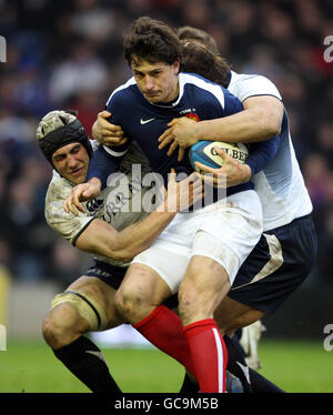 Rugby Union - RBS 6 Nations Championship 2010 - Scozia contro Francia - Murrayfield. Kelly Brown (a sinistra) e Chris Cusiter (a destra) si combinano per affrontare Yannick Jauzion in Francia Foto Stock