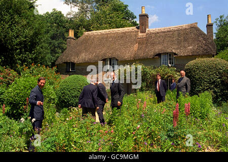 IL PRINCIPE DEL GALLES FA UN'INDAGINE SUI GIARDINI DEL COTTAGE DI HARDY, SUPERIORE BOCKHAMPTON, DORSET. Foto Stock