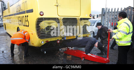 Lavoratori nei pressi di un autobus anfibio che ha incontrato problemi durante un'anteprima stampa sul fiume Clyde a Glasgow. Foto Stock