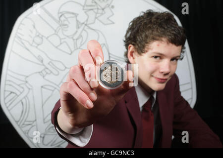 Theo Crutchley-Mack, 16 da Halifax, Tiene uno sciopero d'oro di un pezzo da 50 pence con il suo disegno di un pilota che corre una bicicletta in un Velodrome come è stato annunciato oggi che aveva vinto un concorso nazionale della scuola secondaria organizzato dalla Royal Mint per creare un gioco ciclistico dei Giochi Olimpici di Londra a tema 50p, alla scuola di Rishworth a Halifax. Foto Stock