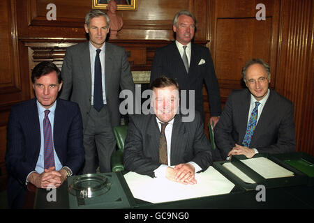 Il Cancelliere Kenneth Clarke (al centro) mostra la sua nuova squadra di tesoreria a seguito di un rimpasto del gabinetto. (l-r) Segretario generale Jonathan Aitken, Paymaster Generale David Heathcoat-Amory, Clarke, Segretario economico Anthony Nelson e Segretario finanziario Sir George Young. Foto Stock