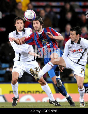 Il Fede Bessone di Swansea (a sinistra), il Danny Butterfield di Crystal Palace e il Leon Britton di Swansea (a destra) in azione durante la partita del Coca-Cola Championship al Selhurst Park di Londra. Foto Stock