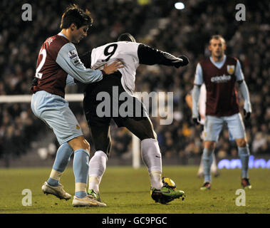 Calcio - Barclays Premier League - Fulham / Burnley - Craven Cottage. Jack Cork di Burnley in azione contro Stefano Okaka Chuka di Fulham Foto Stock