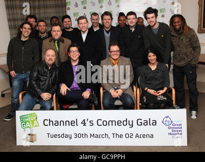 Comedians (prima fila da sinistra a destra) Bill Bailey, Michael McIntyre, Alan Carr, Shappi Khorsandi, e Jack Dee (seconda fila seconda a sinistra), Lee Evans (centro a sinistra), John Bishop (seconda fila quarta a destra), Jack Whitehall (seconda fila seconda a destra) E membri di Stomp durante una fotocellula per il lancio del Channel 4 Comedy Gala all'O2, in aiuto del Great Ormond Street Hospital, nel centro di Londra. Foto Stock