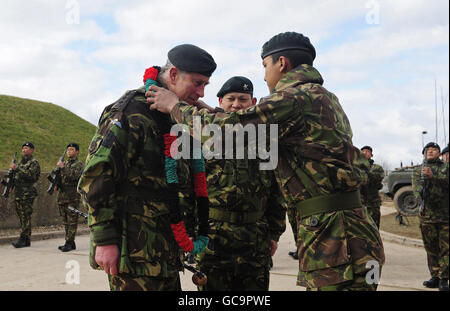 Il Principe del Galles riceve una ghirlanda da un membro del 1° Battaglione, i Royal Gurkha Frifles presso il complesso Avon nel Wiltshire. Foto Stock