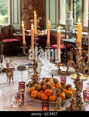 Candelabri dorati sul tavolo da pranzo in grado che ho elencato, gotico vittoriano Carlton torri, East Riding Foto Stock