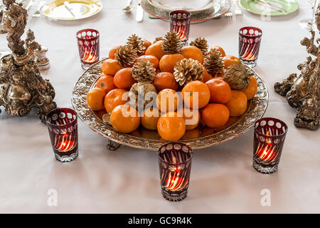 I satsuma e pigne nelle quali con accesa tealight titolari sul tavolo da pranzo in grado che ho elencato, gotico vittoriano Carlton torri, East Riding Foto Stock