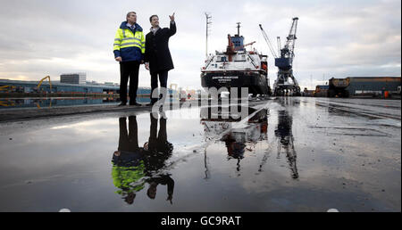 Il leader liberaldemocratico Nick Clegg (a destra) parla con Doug Coleman, Project Director Forth Ports, durante una visita a Forth Ports a Edimburgo per promuovere i piani per creare 57,000 posti di lavoro aggiornando i cantieri navali in disuso. Foto Stock