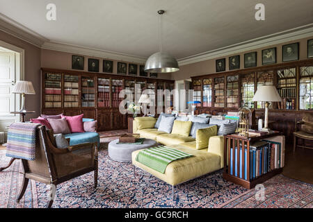 Incorporato di libro originale casi in biblioteca con un grande tappeto da Robin Yacoubian. La moderna area salotto è Max Alto dal B&B Italia Foto Stock