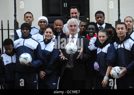 Il Cancelliere Alistair Darling con l'ex portiere inglese e arsenale David Seaman e i membri della squadra di calcio di strada per bambini 'M13' che rappresenterà l'Inghilterra nella Coppa del mondo di bambini di strada in Sudafrica questa estate. Foto Stock